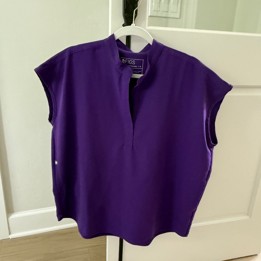 FIGS Rafaela DIGITAL GRAPE Oversized Scrub Top - Size Medium